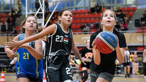 A Magyar Kosárlabdázás Házának bejárata és a streetballpálya