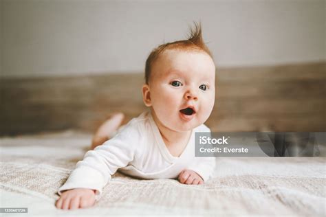 Baba játékosan kúszik alagútban