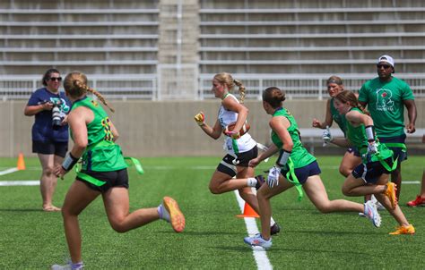 Flag football játékosok akcióban
