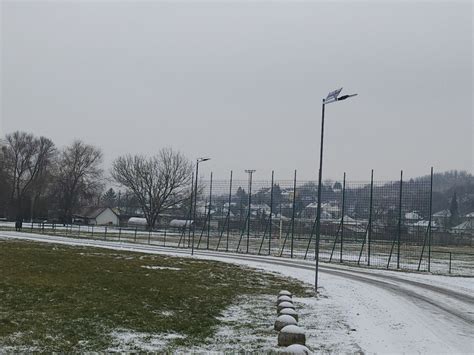 Mobiltelefonnal történő jegybeolvasás a stadion bejáratánál