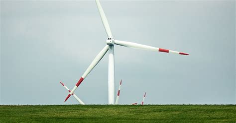 Budaörs látképe és egy szélturbina