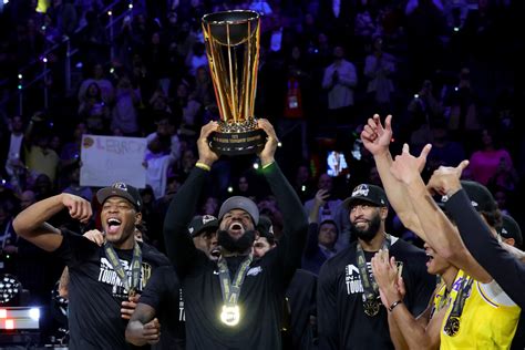 Az NBA Kupa logója és a Fly Emirates szponzori megállapodásának vizuális ábrázolása