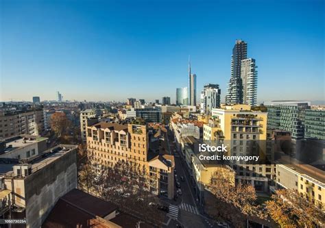 Manchester városképe a történelmi vörös téglás épületekkel és modern felhőkarcolókkal