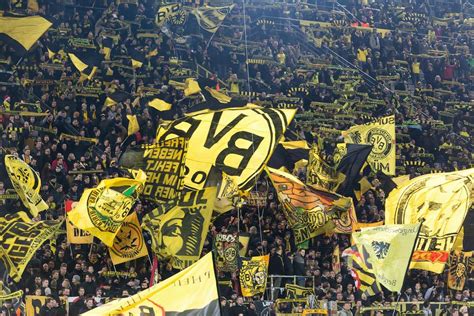 A Südtribüne, azaz a Sárga Fal akcióban
