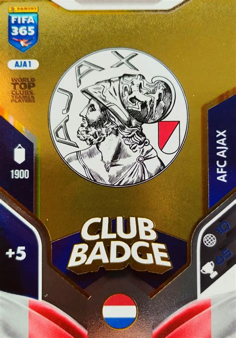 A FIFA logója és a játékvezetői jelvény