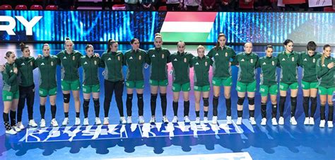 Fiatal kézilabdázók csoportképe meccs előtt