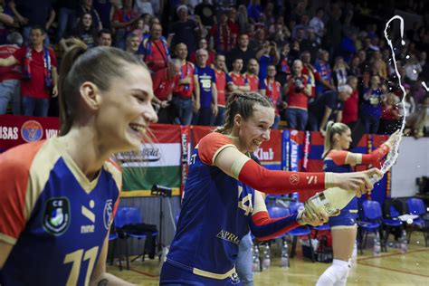 Gyimes-Capet Zsófia és Papp Orsolya ünnepli a Vasas győzelmét