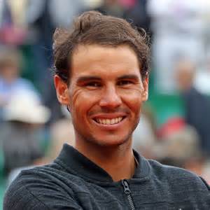 Rafael Nadal akcióban a wimbledoni centerpályán