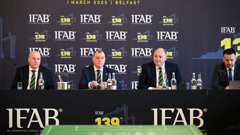 Az IFAB (International Football Association Board) logója és alapítóinak találkozója