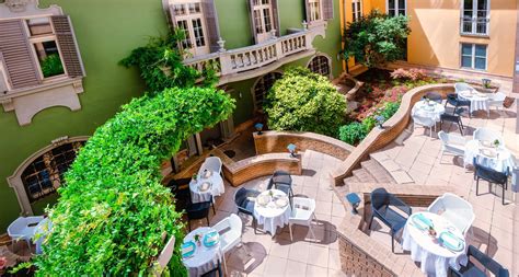 Étkező kertre néző kilátással a Fulya Vital Hotelben