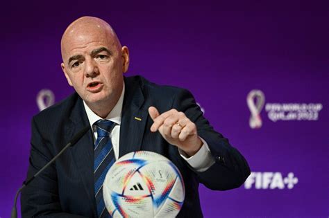 Gianni Infantino FIFA elnök Donald Trumpnak adja át az új Klubvilágbajnokság labdáját