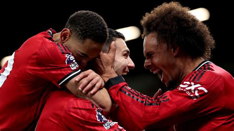 Manchester United játékosok ünneplik a gólt az Old Traffordon