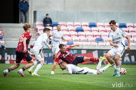 Futballmeccs stadionban, szurkolók