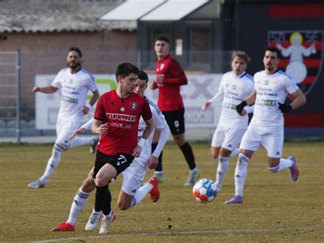 Régi futballmérkőzés, kapus a kapufa mellett
