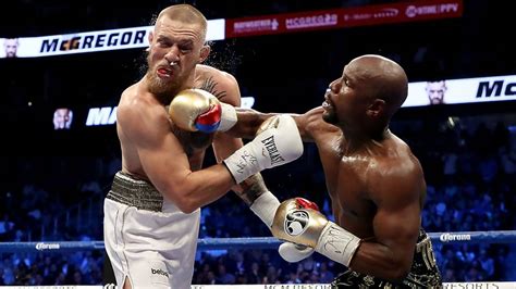 Floyd Mayweather ütést visz be Conor McGregor ellen