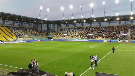 DAC szurkolók sárga-kék sálakkal a telt házas MOL Arénában