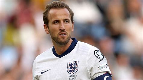 Harry Kane büntetőt lő az EB-selejtezőn