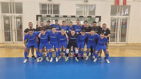 Nulla-nullás döntetlen után gratuláló csapatok