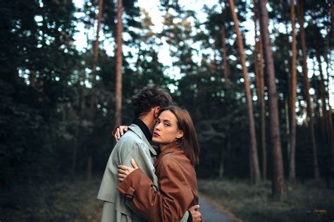 Párkapcsolatot szimbolizáló kép fiatalokkal, a 
