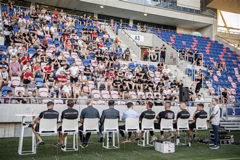szurkolói koreográfia a stadionban