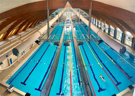 Az Abay Nemes Oszkár Sportuszoda látképe egy mérkőzésen