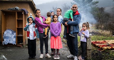 Hagyományos roma család egy összejövetelen