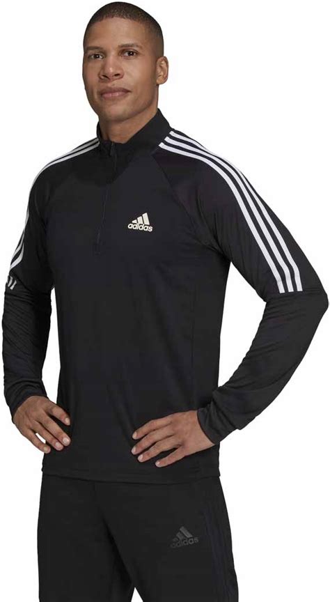 Futballpályán edző kapus adidas Sereno melegítőben