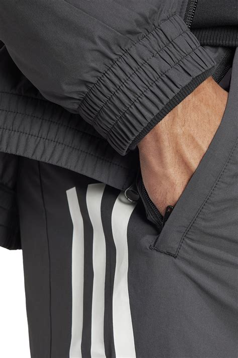 Az adidas ikonikus 3-Stripes dizájnja a melegítőkön