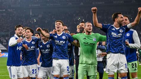 A Schalke 04 játékosai ünneplik a Bundesliga 2 feljutást