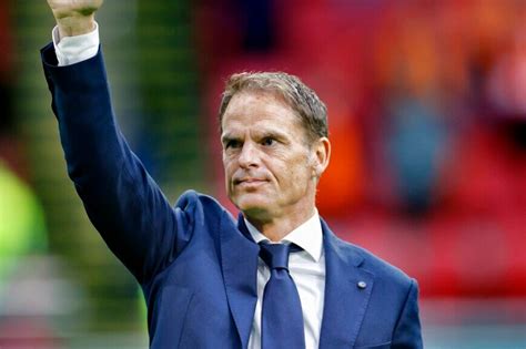 Francesco Toldo, az olaszok kapusa hárítja Frank de Boer 11-esét