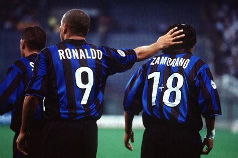 Zamorano az Inter 1+8-as mezében Ronaldóval