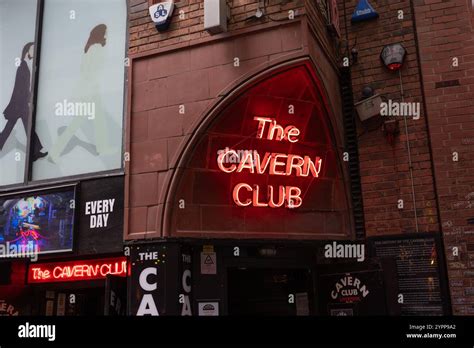 A Cavern Club neonfényes bejárata a Mathew Streeten