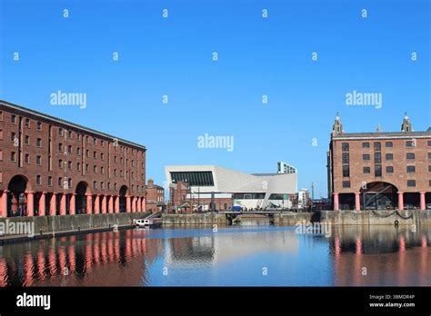 Az Albert Dock vöröstéglás raktárépületei