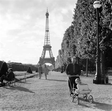 Párizsi futóverseny látképe az Eiffel-toronnyal a háttérben