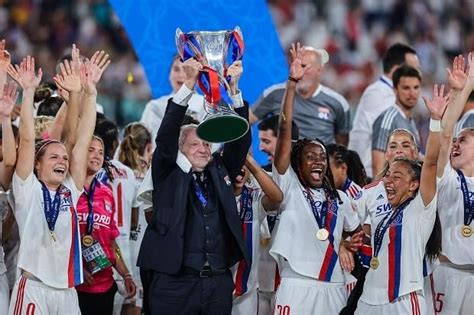 Az Olympique Lyonnais női csapatának játékosai egy mérkőzés előtt