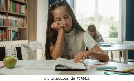 kosárlabdázó diák tanul