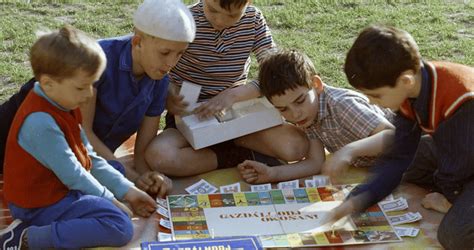 Gyerekek társasjátékot játszanak, ami gondolkodást igényel