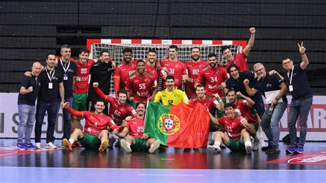 A portugál kézilabda-válogatott játékosai és a Federação Portuguesa de Andebol logója
