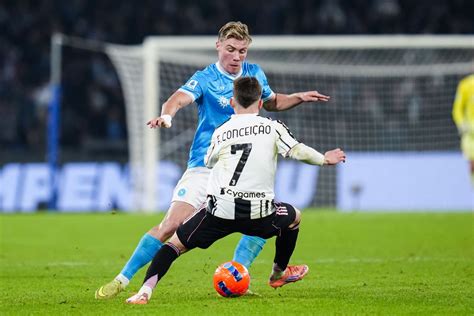 Grafikon a Serie A tabellájának állásáról, kiemelve a Napoli és a Torino helyét.