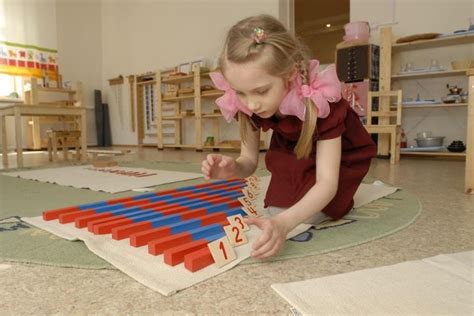 színes kartonformákból épített házikók és matematikai eszközök