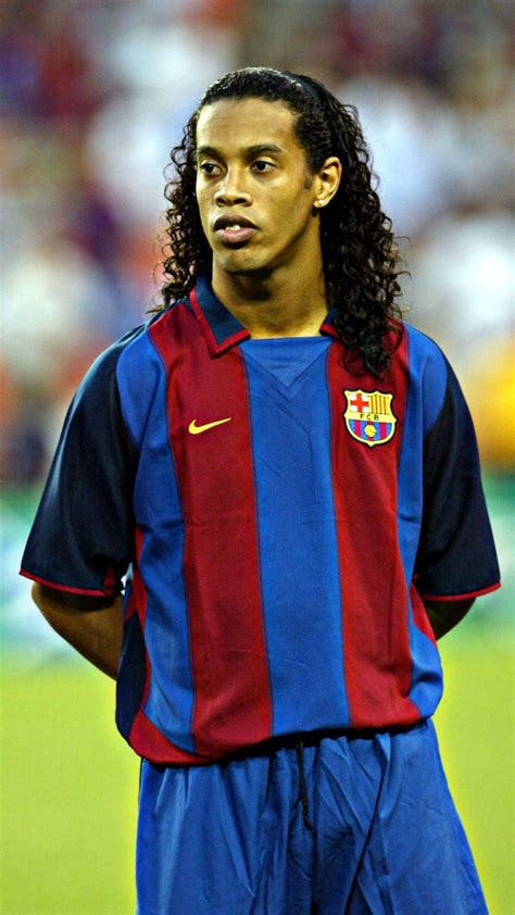 Ronaldinho cselezés közben mosolyog a pályán