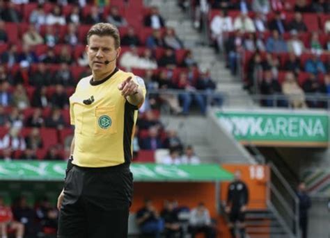 Felix Brych játékvezető a pályán
