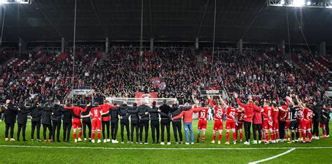 A pozsonyi Nemzeti Stadion telt házzal és felfokozott hangulattal várta a csapatokat