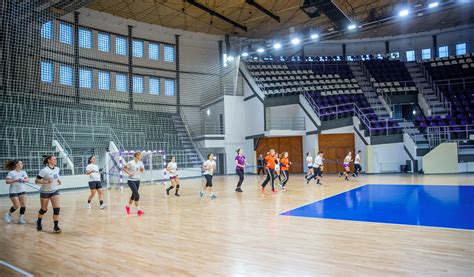 Amatőr sportolók edzése egy kézilabdacsarnokban