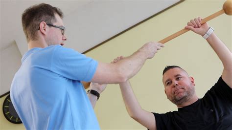 Focista rehabilitációs gyakorlatokat végez