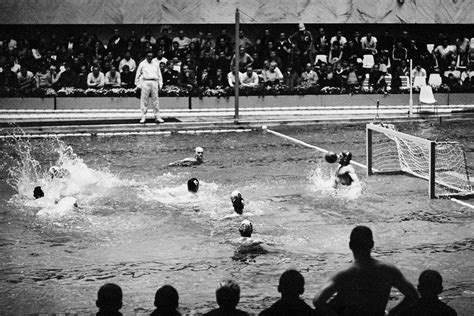 A 1964-es tokiói olimpia vízilabda-döntőjének pillanata, Dömötör Zoltán ejtése