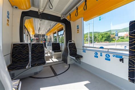 modern postahivatal belső tere és ügyfélfogadó pultok