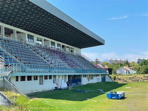 belülről nézett futballstadion, üres székekkel