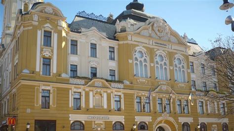 Pécs városháza és a PVSK-Veolia logója