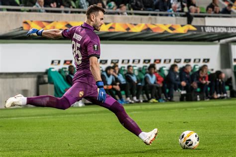 Igor Akinfejev, a CSZKA Moszkva kapusa védés közben